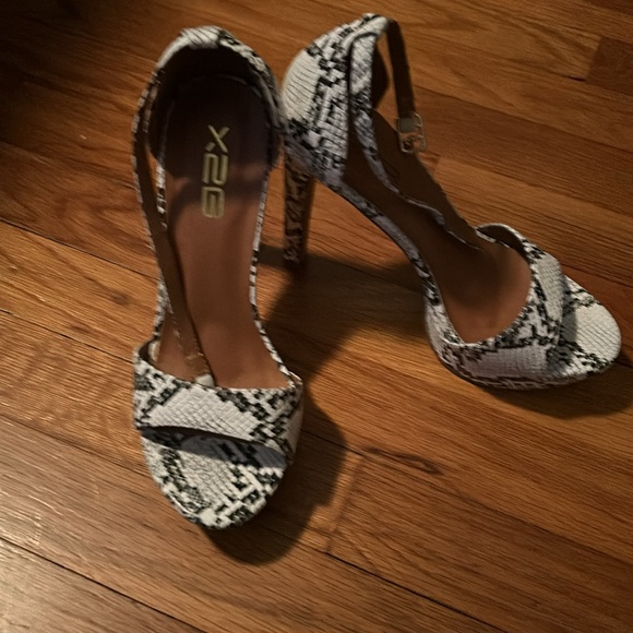 Beautiful high heels very girly - Picture 2 of 11